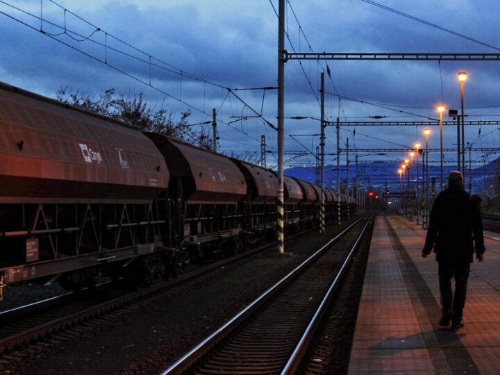 Tragiczne zdarzenie koło Płońska: kolizja pociągu z ciężarówką