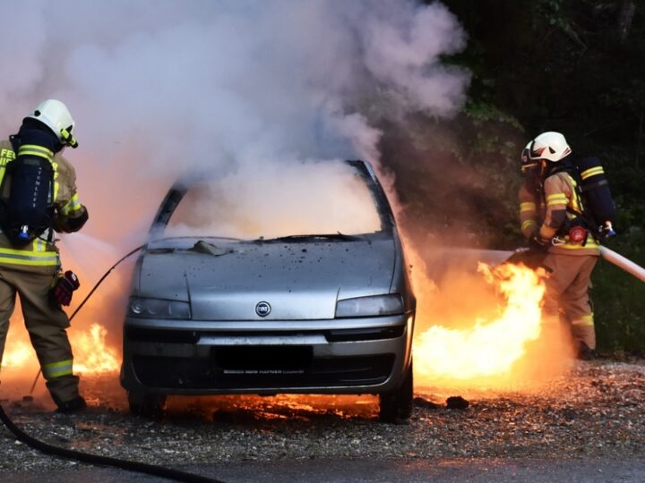 Poranne utrudnienia na Wisłostradzie spowodowane pożarem samochodu