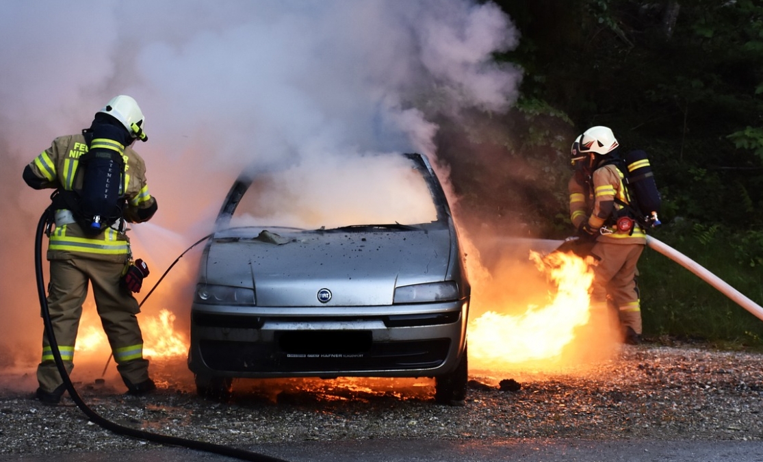 Poranne utrudnienia na Wisłostradzie spowodowane pożarem samochodu