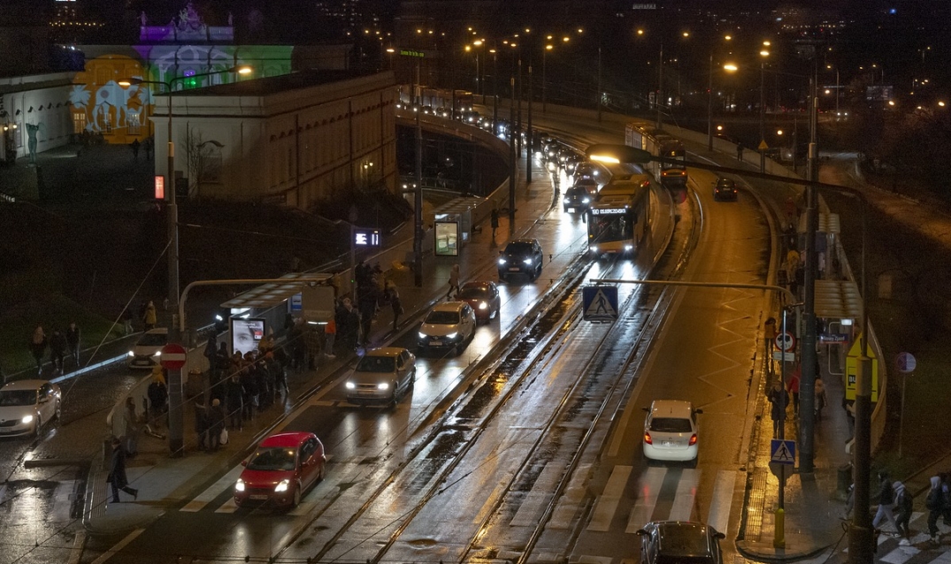 Niezauważony wykop na drodze – samochód wpadł do rowu