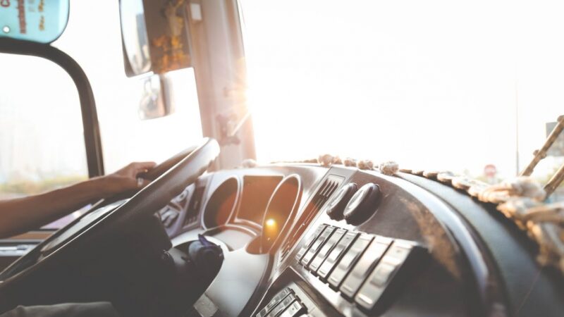 Potężna kolizja w Warszawie: autobus miejski i samochód osobowy. Trzy osoby w stanie krytycznym