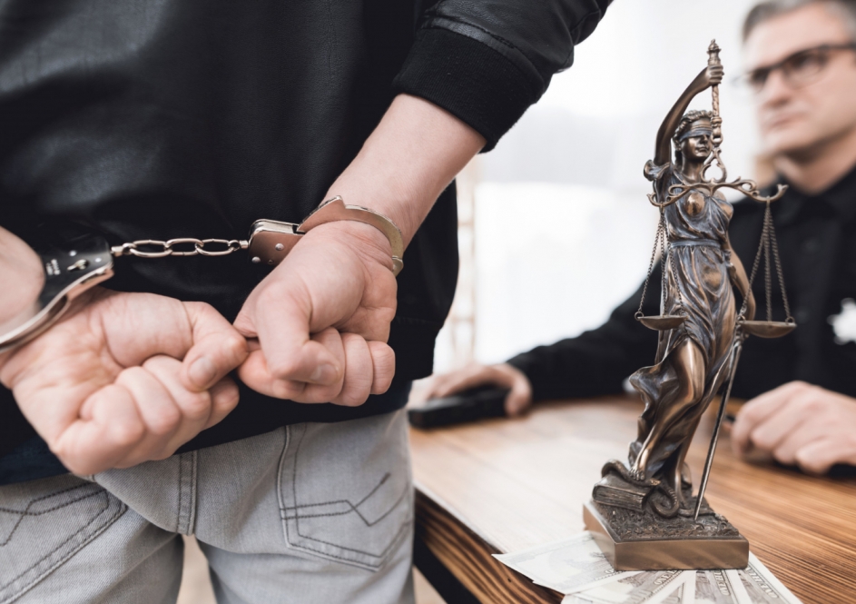 Funkcjonariusze z Otwocka walczący z przestępczością gospodarczą i korupcją aresztowali 21-letniego mieszkańca Płocka