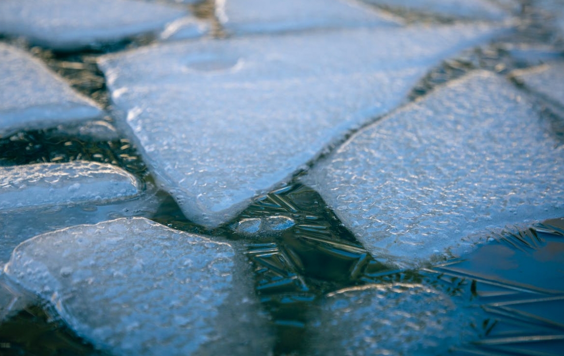 50-letni warszawiak ocalony po załamaniu się lodu na kanale – apel o rozsądek!
