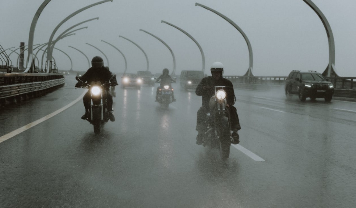 Warszawscy cykliści i motocykliści wyznaczają trasę przez miasto, obchodząc początek sezonu