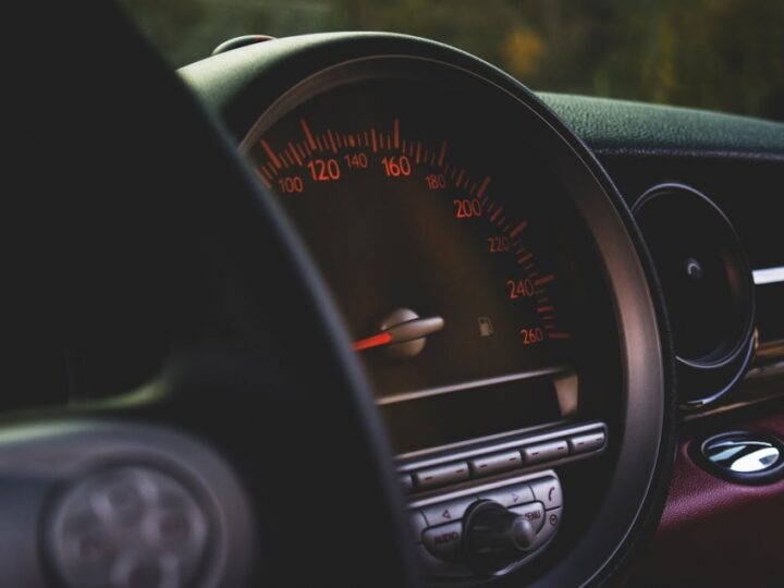 Ignorowanie zakazu prowadzenia pojazdów mechanicznych – przestępstwo z konsekwencjami
