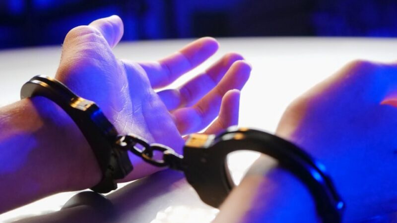 Policja z Warszawy ujawnia magazyn narkotyków: 29-latek zatrzymany, grozi mu do 18 lat więzienia