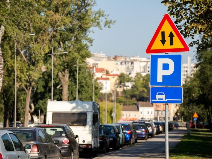Parkowanie pod Teatrem Komedia w Warszawie: Widzowie w tarapatach!