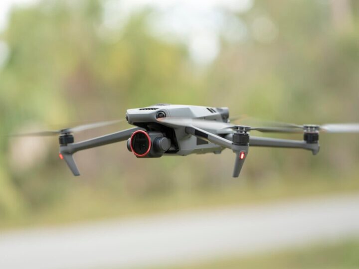 Dron w akcji: Policja kontroluje ciężarówki na S17 z powietrza