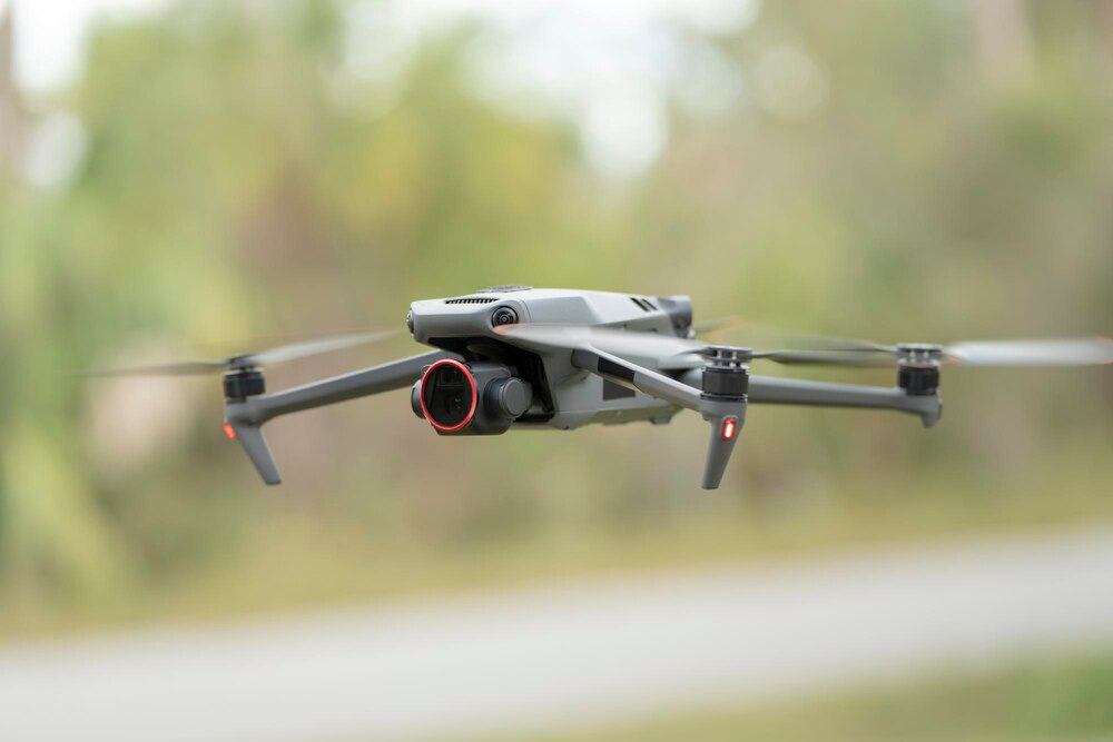 Dron w akcji: Policja kontroluje ciężarówki na S17 z powietrza