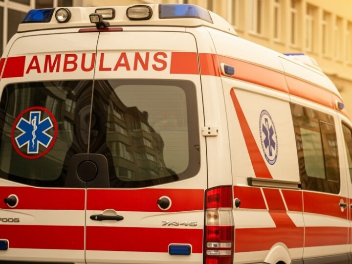Policjant ratuje półtorarocznego chłopca z rozgrzanego auta, wybija szybę w dramatycznej akcji ratunkowej