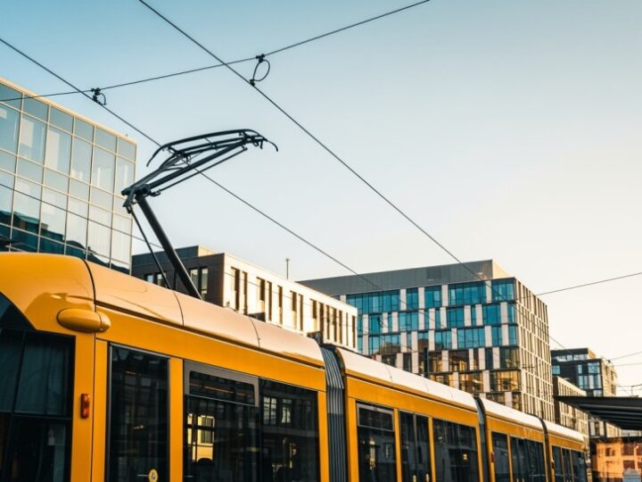Warszawa modernizuje transport: budowa tunelu tramwajowego do Dworca Zachodniego w pełnym rozkwicie!