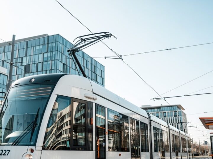 Warszawskie tramwaje w ogniu krytyki: Remont torów i kontrowersje z ministrem