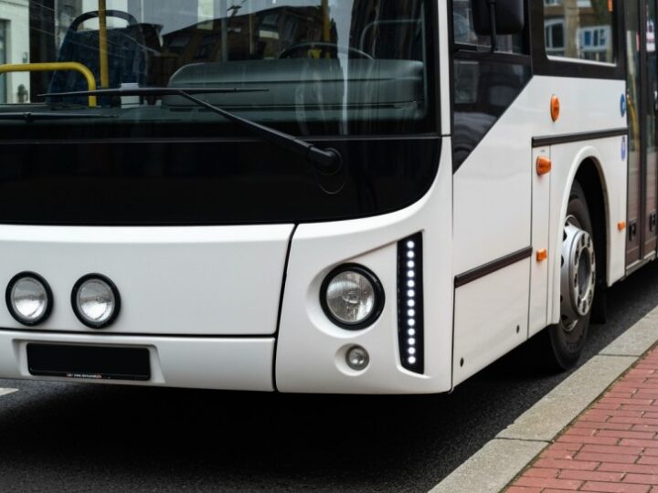Złota Jesień w Warszawie: Tramwaje w Filmowej Scenerii