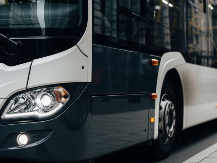 Warszawskie weekendowe zmiany: 26 nowych linii transportowych na cmentarze!