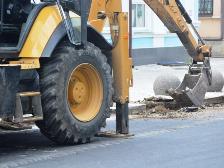 Weekendowe Utrudnienia na Górczewskiej: Objazdy i Zmiany w Komunikacji przy Basenach „Moczydło”