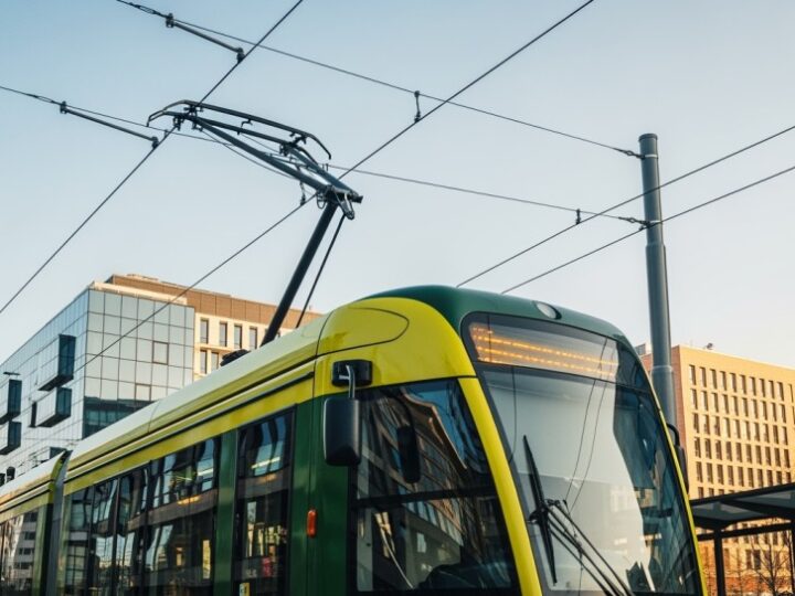 Zielone torowisko na Marszałkowskiej: odkryj tajemnice innowacyjnego rozwiązania!