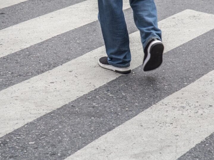 Bezpieczne kroki na drodze: dzieci uczą się o widoczności i bezpieczeństwie