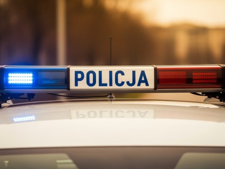 Policyjni Mikołaje przynoszą radość i bezpieczeństwo dzieciom w Warszawie