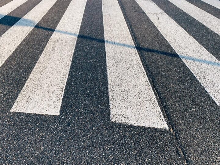 Strażnicy uratowali przechodniów przed lodowym zagrożeniem