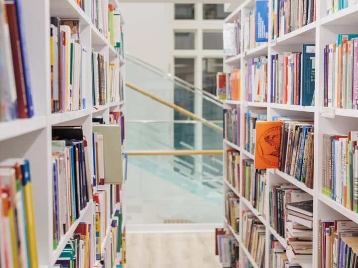 Zwierzęta w Bibliotece Zielonej: Czytelnicza przygoda pełna edukacji i zabawy!