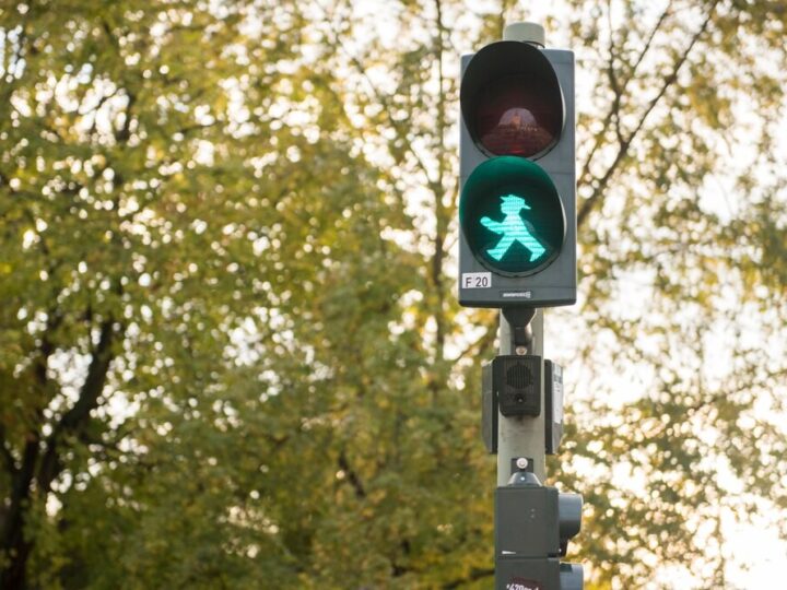 Bezpieczne przejścia w Warce: Policja monitoruje ruch pieszych i kierowców