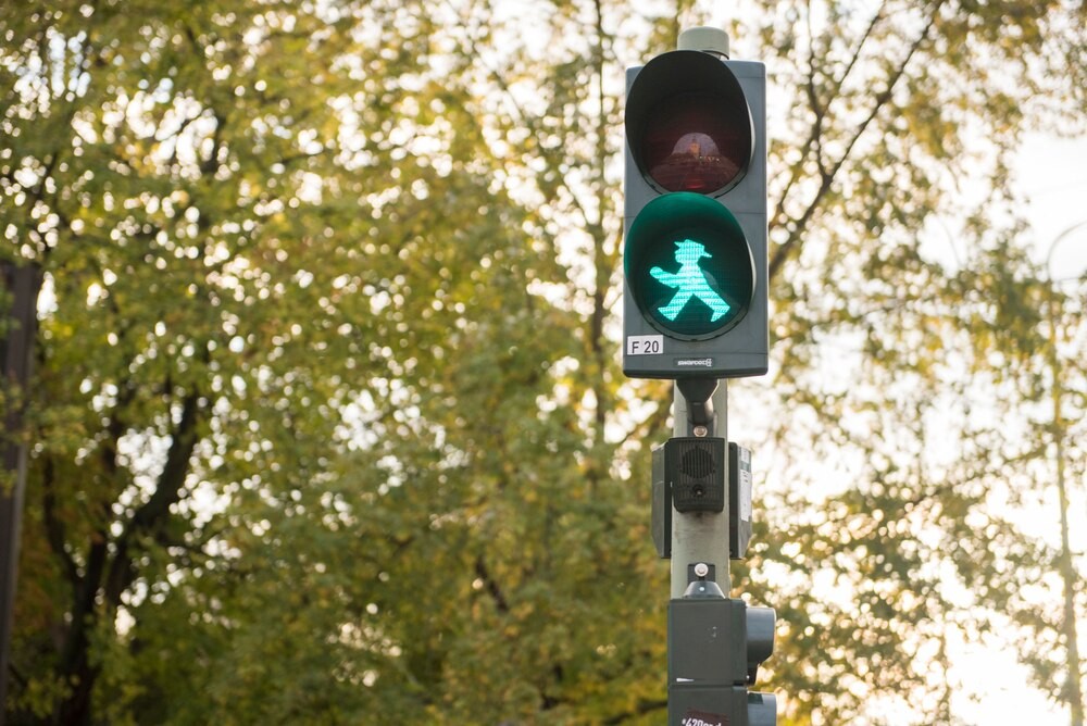 Bezpieczne przejścia w Warce: Policja monitoruje ruch pieszych i kierowców