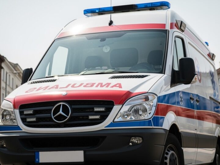 Bezpieczne zabawy na śniegu: Dzielnicowy edukuje dzieci w szkole podstawowej