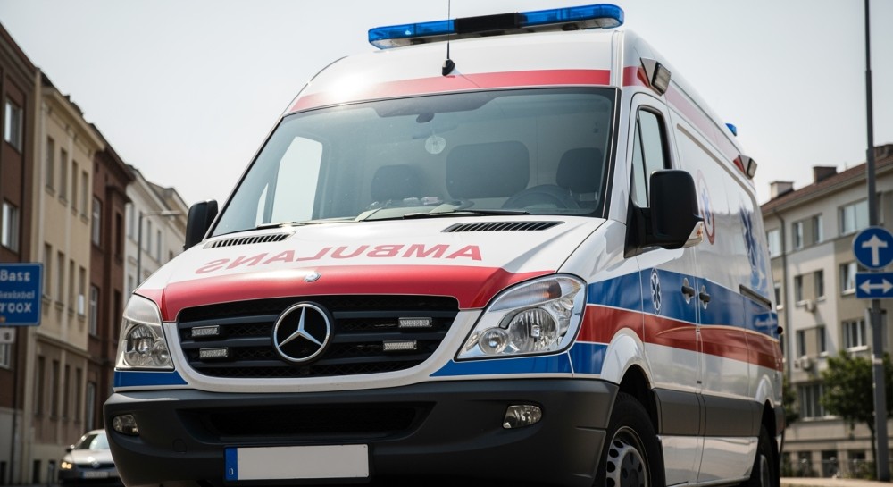 Bezpieczne zabawy na śniegu: Dzielnicowy edukuje dzieci w szkole podstawowej