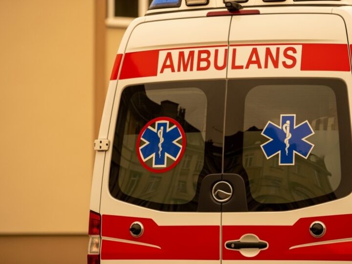 Zimowa tragedia zażegnana – strażnicy miejscy ratują kobietę przed zamarznięciem