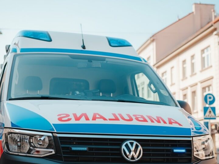 Senior w ziemiance uratowany przed zimowym niebezpieczeństwem