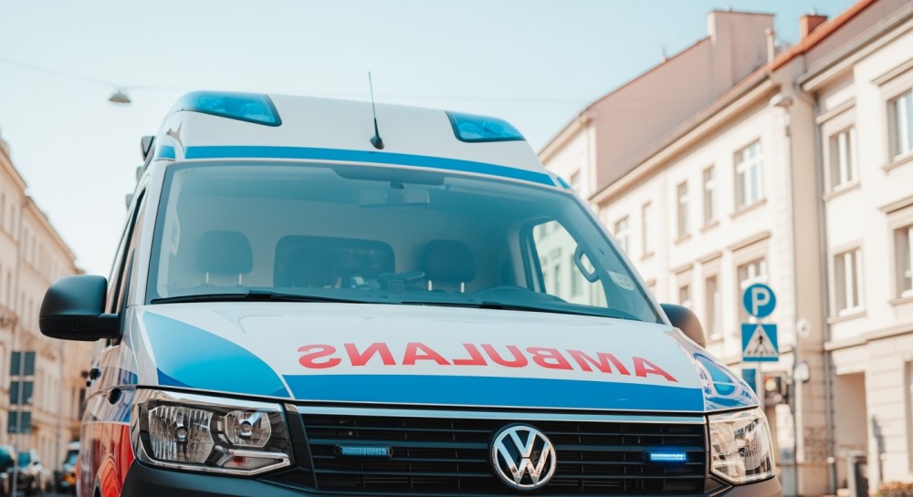 Senior w ziemiance uratowany przed zimowym niebezpieczeństwem