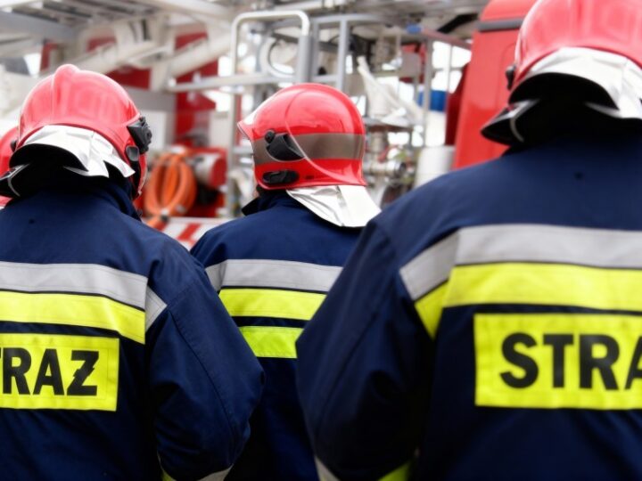 Zimowe wyzwania strażaków: ćwiczenia ratownictwa technicznego w Wesołej
