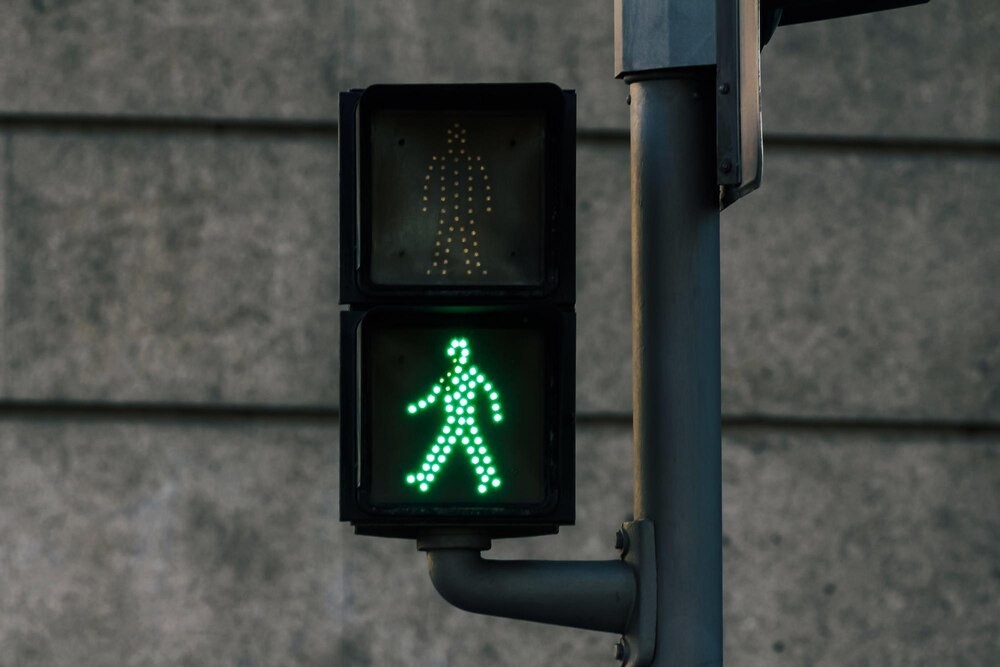Zimowe wyzwania: Jak chronić pieszych na drogach?