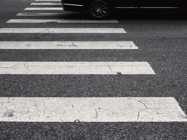 Bezpieczni na drodze: Policja intensyfikuje działania na rzecz pieszych