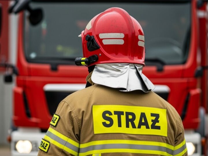 Szybka akcja strażaków ratuje lokatora z płonącego mieszkania w Warszawie
