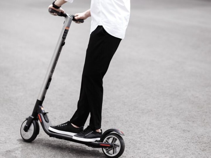 Warszawskie ulice zyskają nowy blask: porządek z hulajnogami i wrakami!