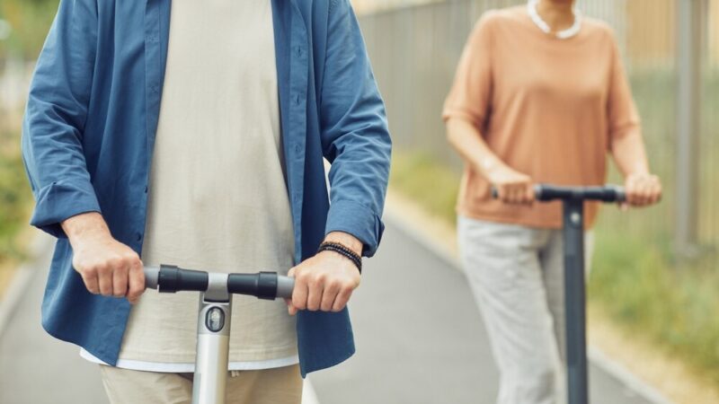 Hulajnogi elektryczne na drogach: Jak zadbać o bezpieczeństwo?