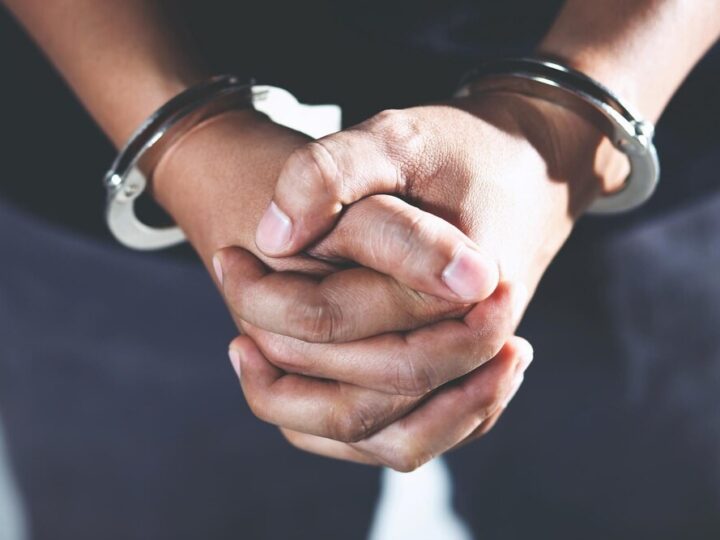 Policjant z Karczewa rozpoznaje jednego z napastników napadu na przechodnia