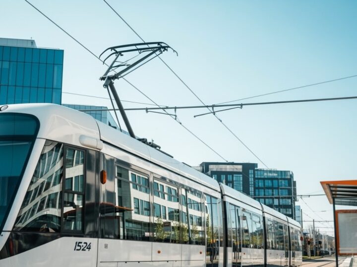 Nowe tramwaje w Warszawie: Zmiany, które ułatwią podróż!