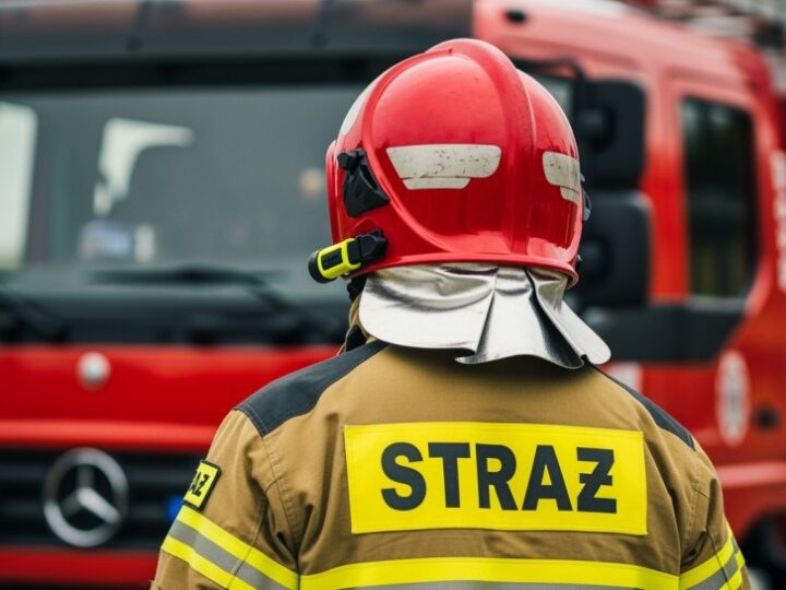 Wiosenne zagrożenie: Pożar nieużytków przy Wale Miedzeszyńskim w błyskawicznej akcji strażaków