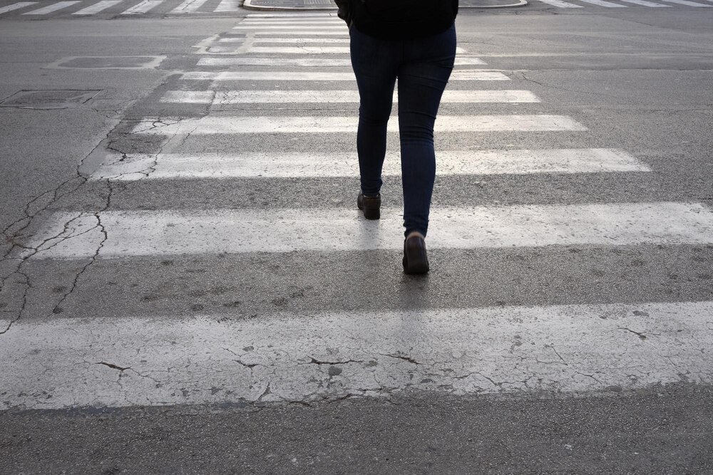 Bezpieczne Przechodzenie: Policjantka Uczy Przedszkolaki Zasad Ruchu Drogowego