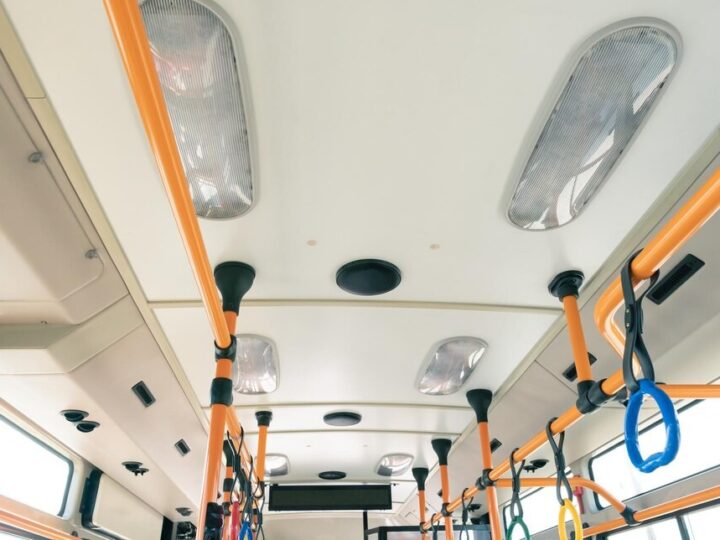 Dwukierunkowe autobusy? To żart, ale przyszłość transportu już się kształtuje!