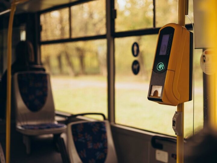 Zabytkowe autobusy znów na trasie: podróż w czasie za darmo!