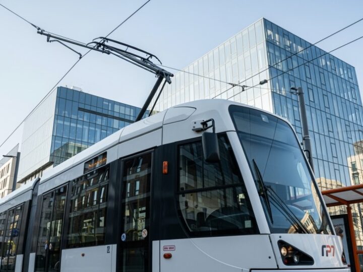 Tramwaje znów kursują na Pl. Narutowicza po modernizacji torów