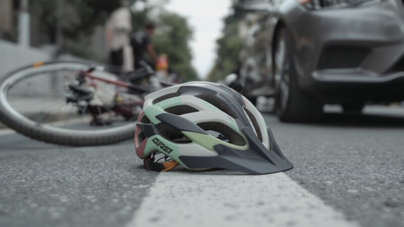 Pijany rowerzysta w szpitalu po wypadku z autem na Pradze-Północ