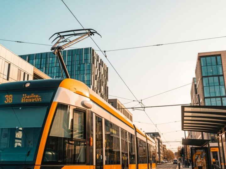 Rewolucja w Alei Waszyngtona: Nowe torowisko i wyższe standardy bezpieczeństwa!