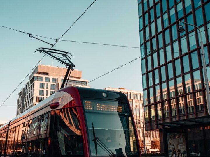 Rewolucja na torach: zmiany w komunikacji tramwajowej w Warszawie
