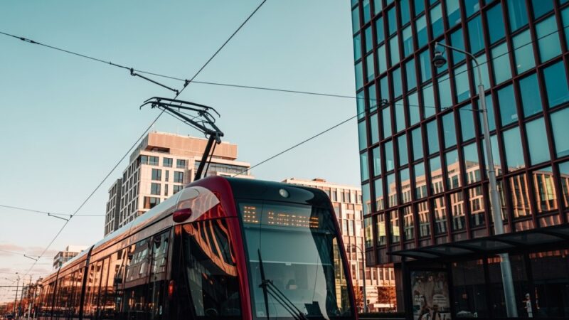 Rewolucja na torach: zmiany w komunikacji tramwajowej w Warszawie