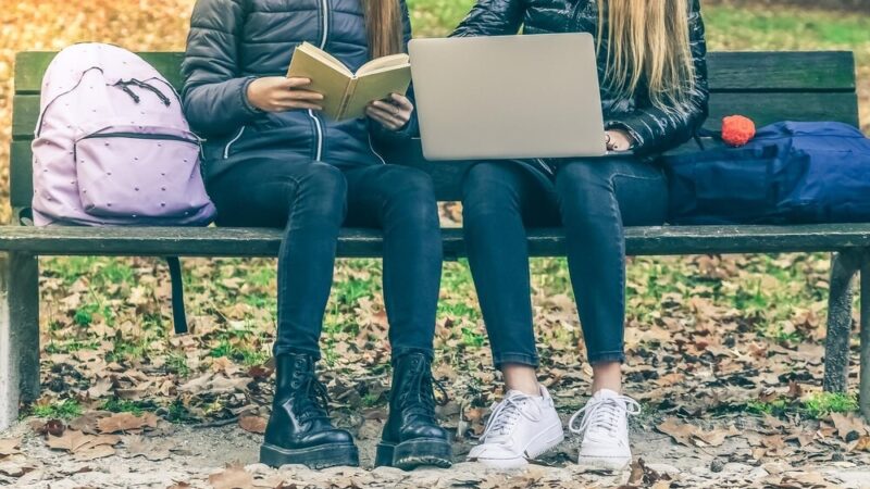 Seniorzy świętują sukcesy edukacyjne na Praskim Uniwersytecie Trzeciego Wieku