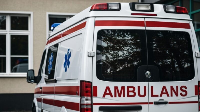 Błyskawiczna interwencja strażniczek ratuje życie po ataku nożownika